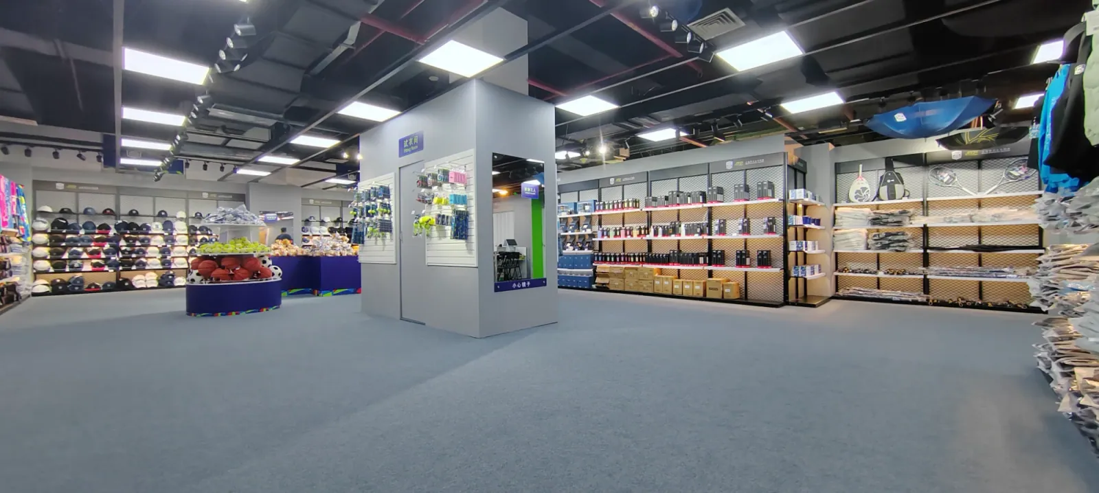 运动周边店：网格墙柜、条板墙和试衣间。