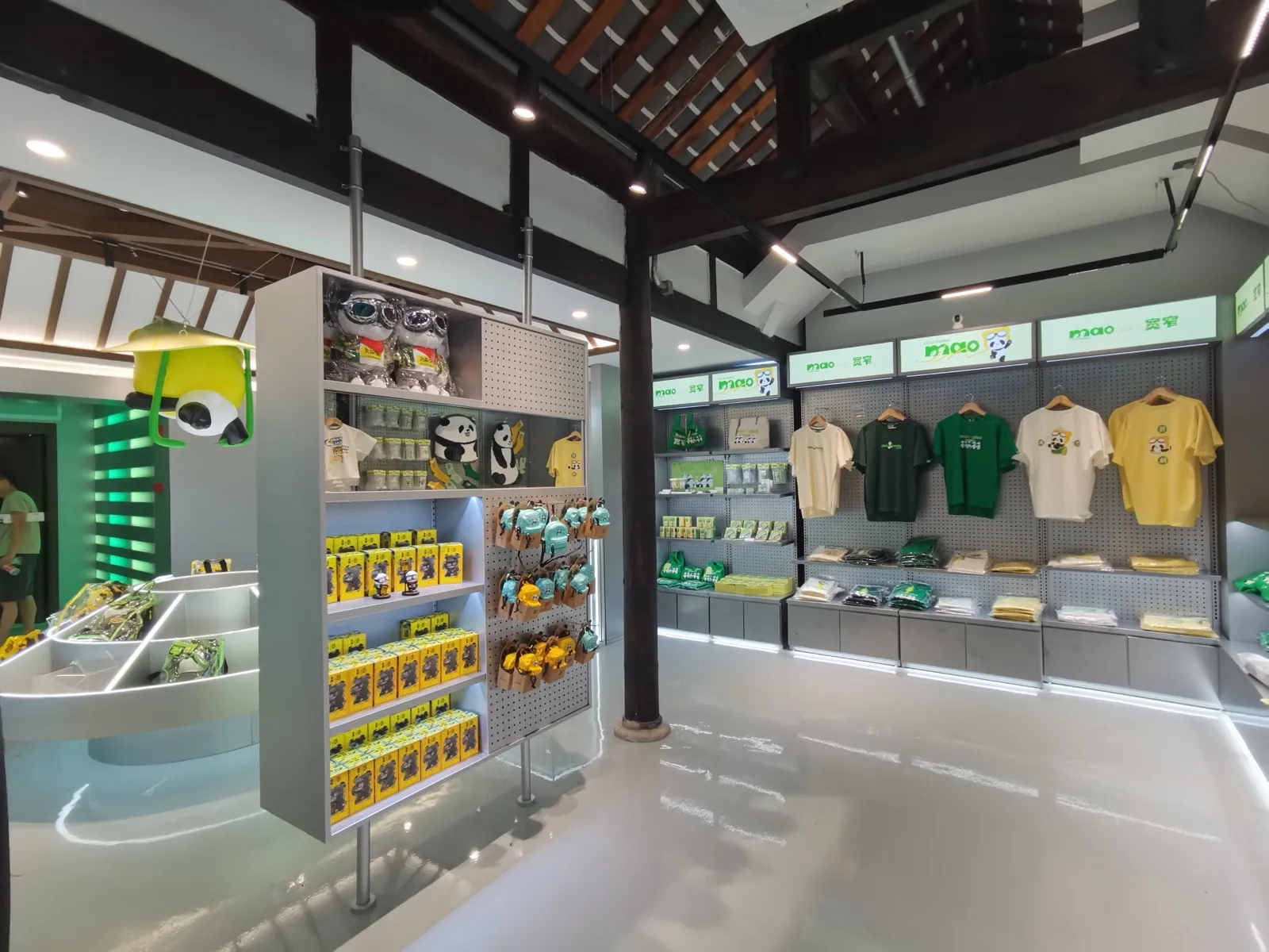 运动生活店里的靠墙架和双面展架。