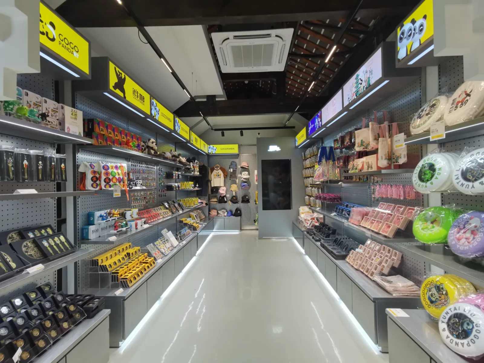 整店洞洞板墙柜,配灯箱形象板和带灯带的底柜