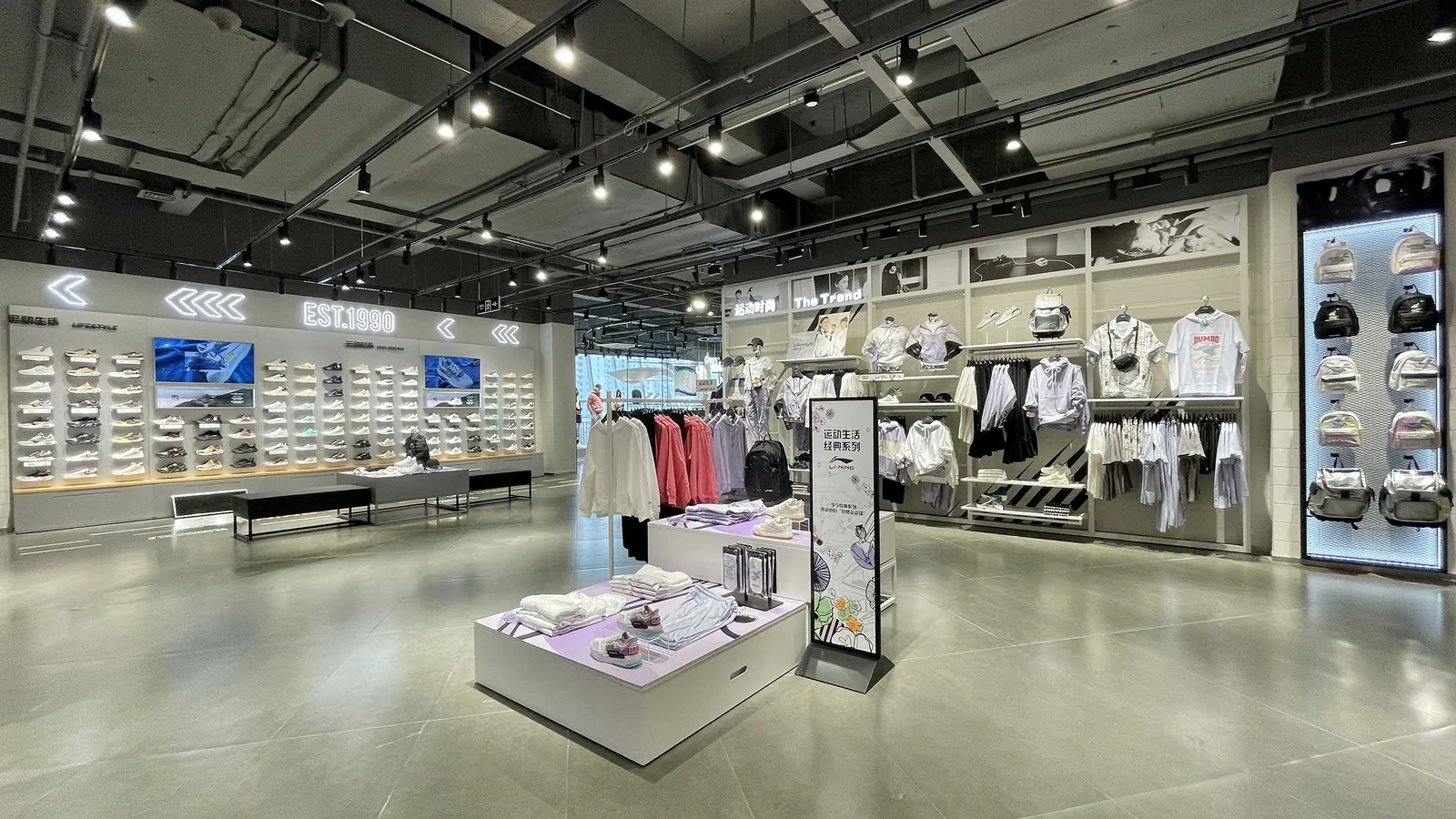 已完成的运动品店：鞋墙、服装靠墙架和中岛
