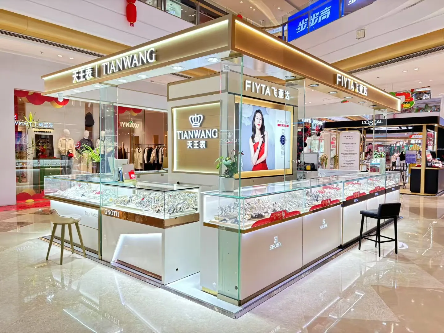 金色顶框的玻璃手表展柜