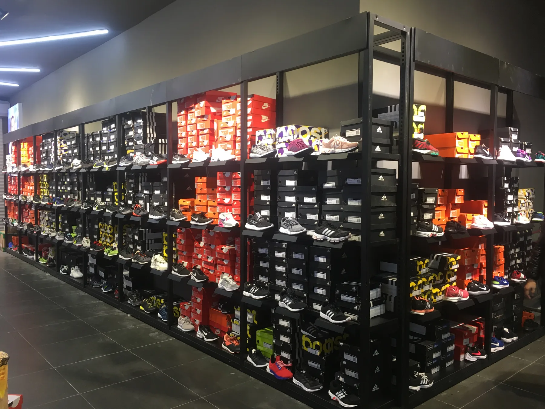 门店中用于鞋盒储存和样鞋展示的黑色货架