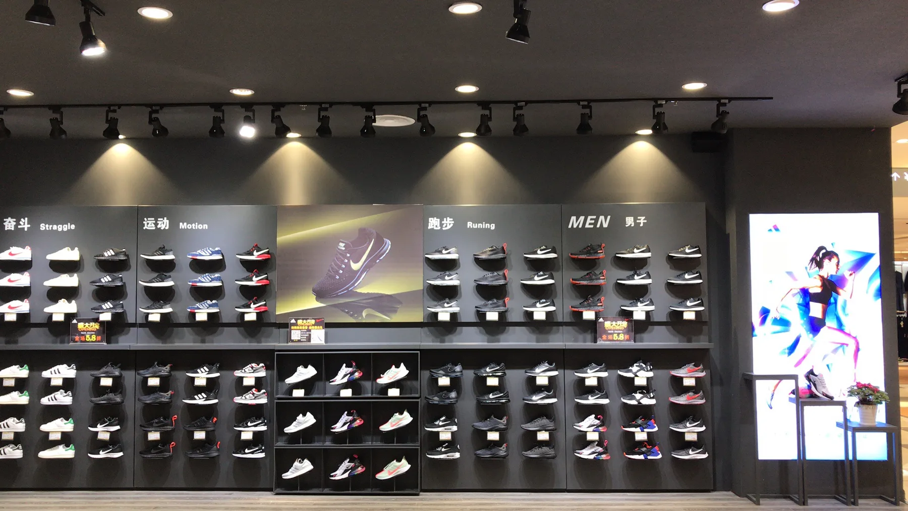运动鞋门店的鞋墙展示和分层鞋托