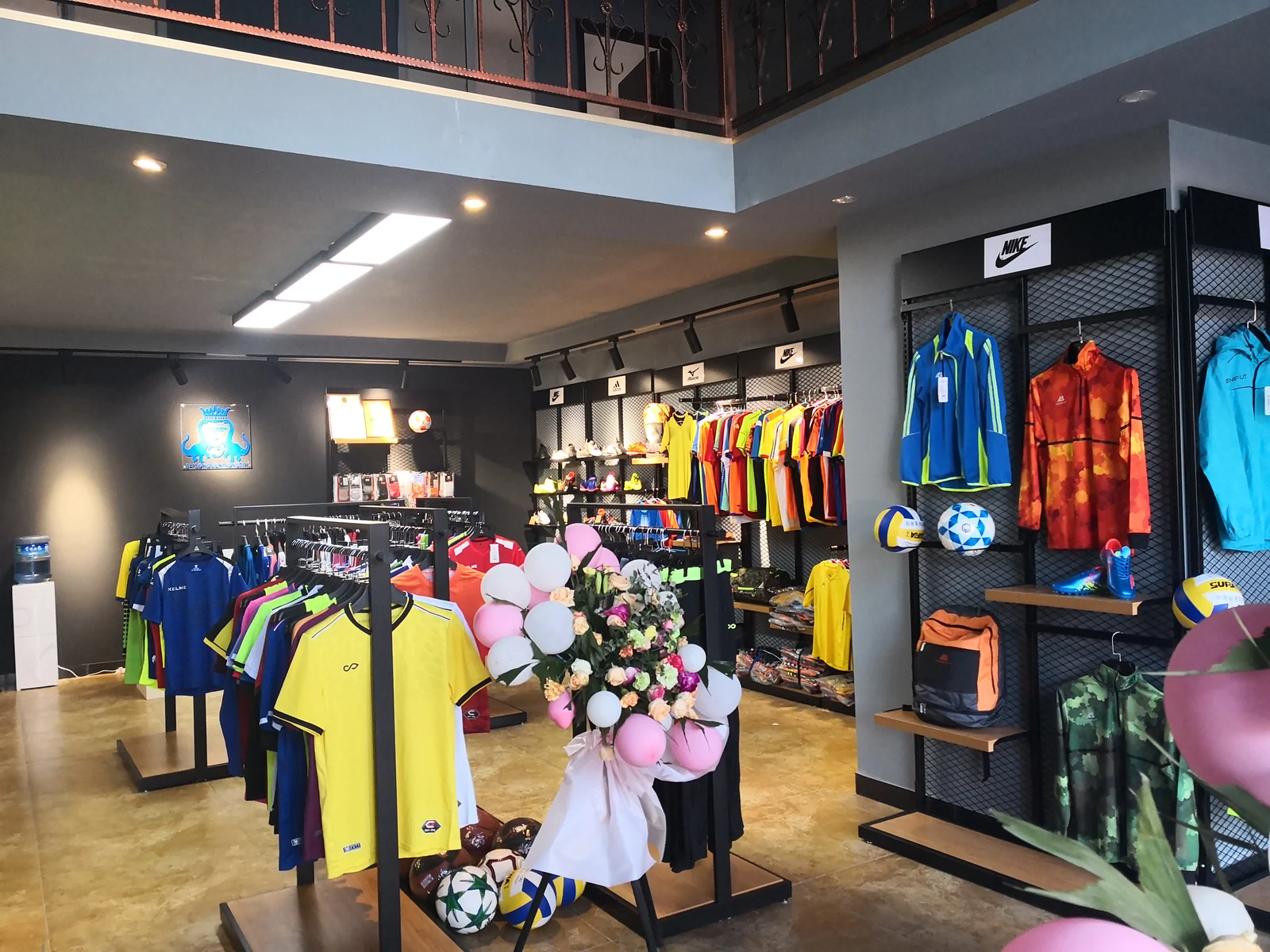 服装门店中的上墙挂架和中间挂衣架